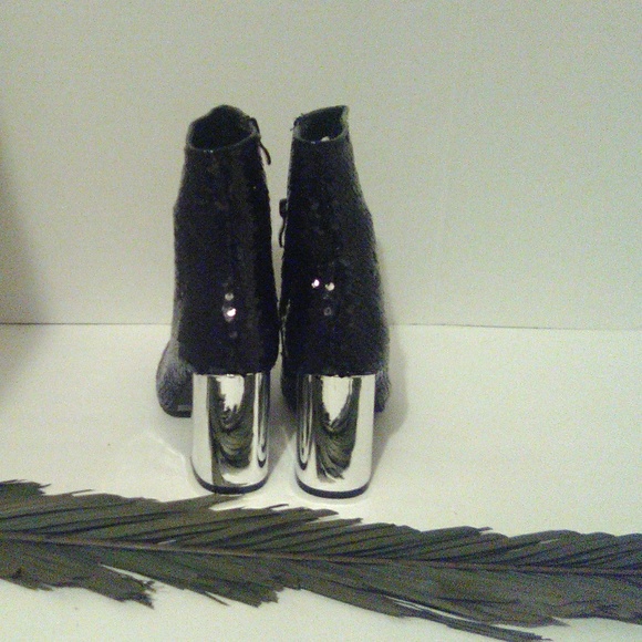 Women Boots - Picture 2 of 3